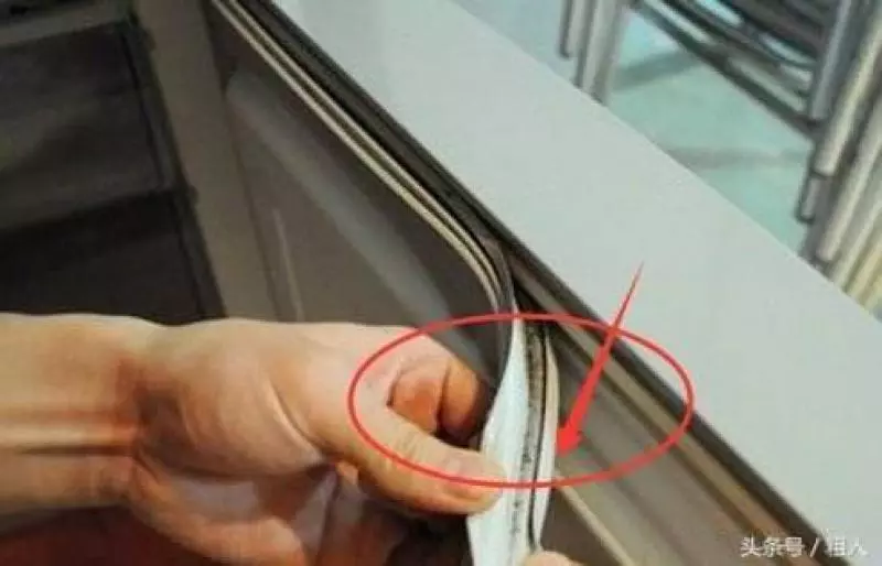 冰箱膠條發霉難清洗?教你幾招,洗得比新的還乾凈