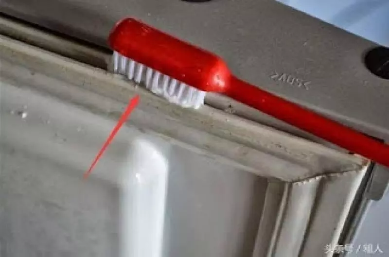 冰箱膠條發霉難清洗?教你幾招,洗得比新的還乾凈