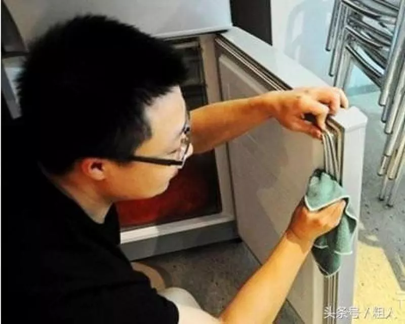 冰箱膠條發霉難清洗?教你幾招,洗得比新的還乾凈