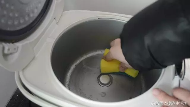 「電子飯鍋」用久了煮飯又慢又耗電?告訴你「清理小撇步」擦一擦就可以了