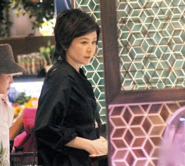 港媒曝林青霞、關之琳、劉嘉玲逛街近照,每一位的氣場都很強大!