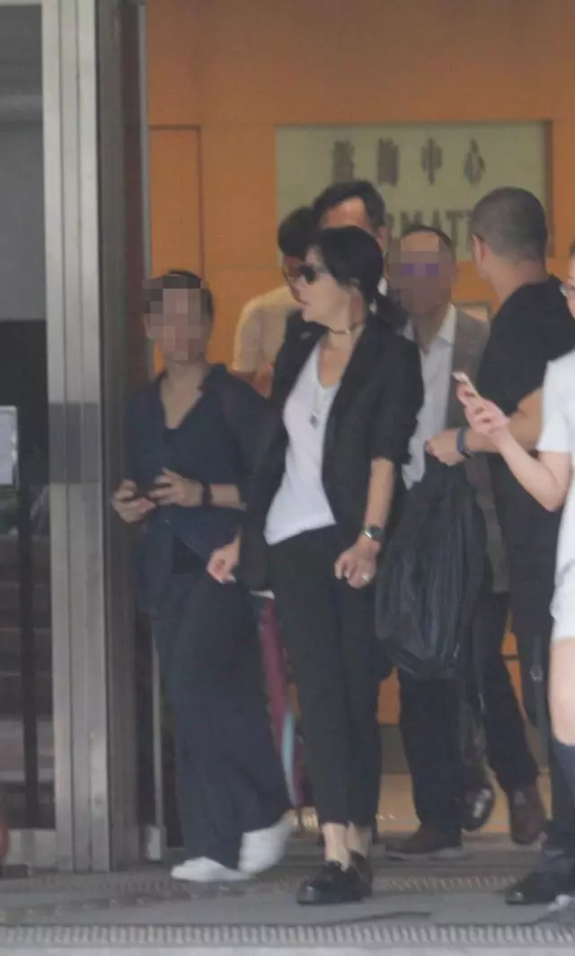 港媒曝林青霞、關之琳、劉嘉玲逛街近照,每一位的氣場都很強大!