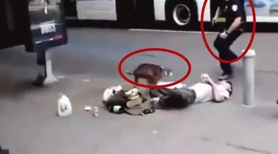 喝的爛醉躺在街頭,狗狗寸步不離,主人:我只有你了