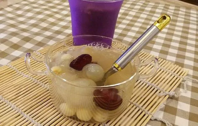 教大家做桂圓銀耳羹,多喝能美容養顏,做法很簡單,快來看下吧!