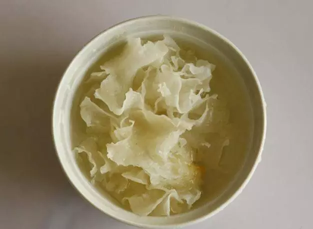 教大家做桂圓銀耳羹,多喝能美容養顏,做法很簡單,快來看下吧!