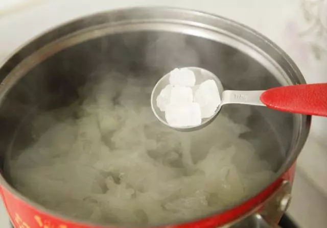 教大家做桂圓銀耳羹,多喝能美容養顏,做法很簡單,快來看下吧!