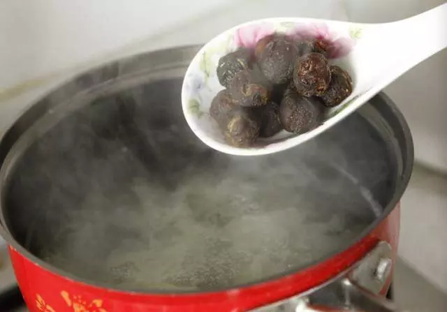 教大家做桂圓銀耳羹,多喝能美容養顏,做法很簡單,快來看下吧!