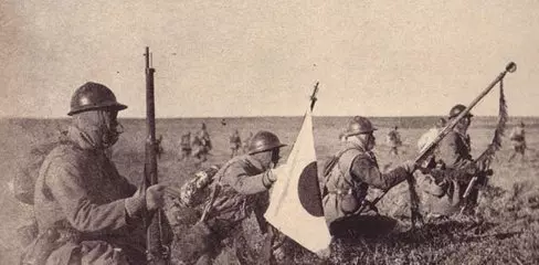 農民在耕地, 無意挖到了日軍秘密基地, 發現藏在地下的2000名日軍