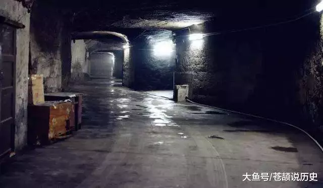農民在耕地, 無意挖到了日軍秘密基地, 發現藏在地下的2000名日軍