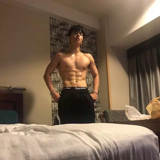BIGBANG師弟團iKON反轉魅力,打破常規,是你要的少年色!
