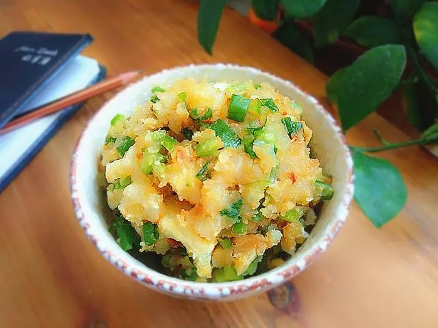 土豆泥最簡單的做法,蒸一蒸、拌一拌,大大的一碗根本吃不夠