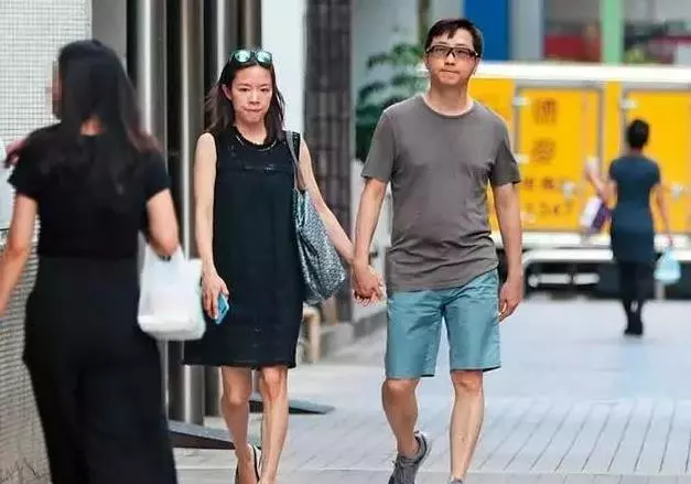 49歲伊能靜和43歲張嘉欣現狀對比,同夫不同命,網友:真替當初的伊能靜感到不值!