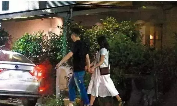 49歲伊能靜和43歲張嘉欣現狀對比,同夫不同命,網友:真替當初的伊能靜感到不值!