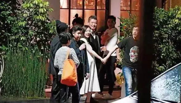 49歲伊能靜和43歲張嘉欣現狀對比,同夫不同命,網友:真替當初的伊能靜感到不值!