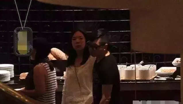 49歲伊能靜和43歲張嘉欣現狀對比,同夫不同命,網友:真替當初的伊能靜感到不值!