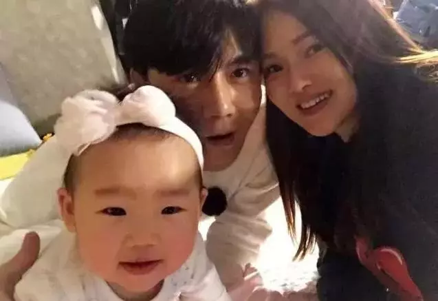 49歲伊能靜和43歲張嘉欣現狀對比,同夫不同命,網友:真替當初的伊能靜感到不值!
