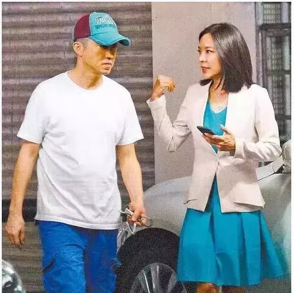 49歲伊能靜和43歲張嘉欣現狀對比,同夫不同命,網友:真替當初的伊能靜感到不值!
