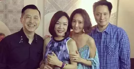 49歲伊能靜和43歲張嘉欣現狀對比,同夫不同命,網友:真替當初的伊能靜感到不值!