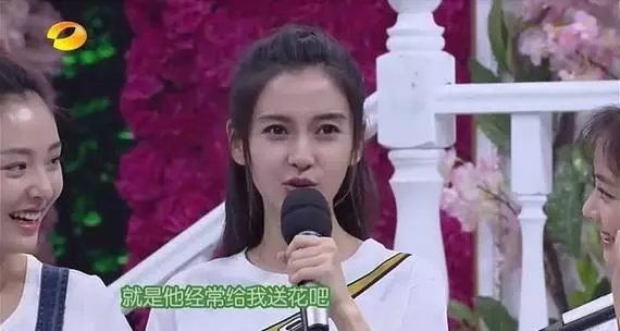 1歲小海綿近照,長開後像極了baby,黃曉明:不敢相信自己的眼睛!