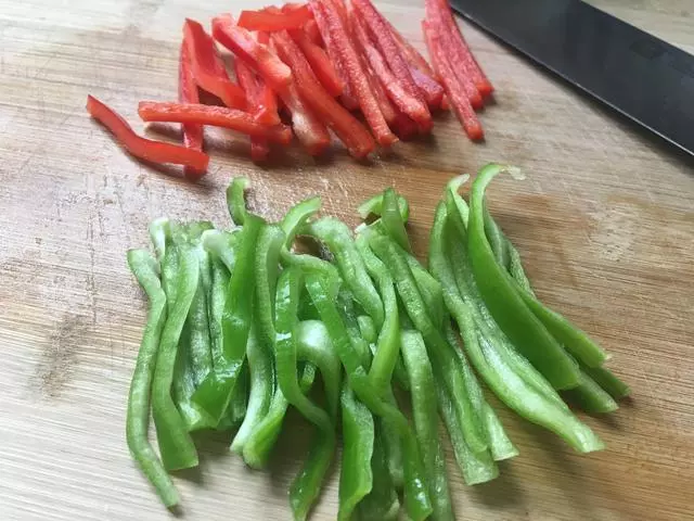 夏季最愛吃的就是這菜,補鈣又護眼,頓頓吃光,老人孩子要常吃