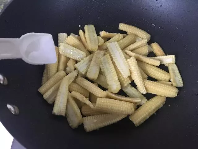 夏季最愛吃的就是這菜,補鈣又護眼,頓頓吃光,老人孩子要常吃
