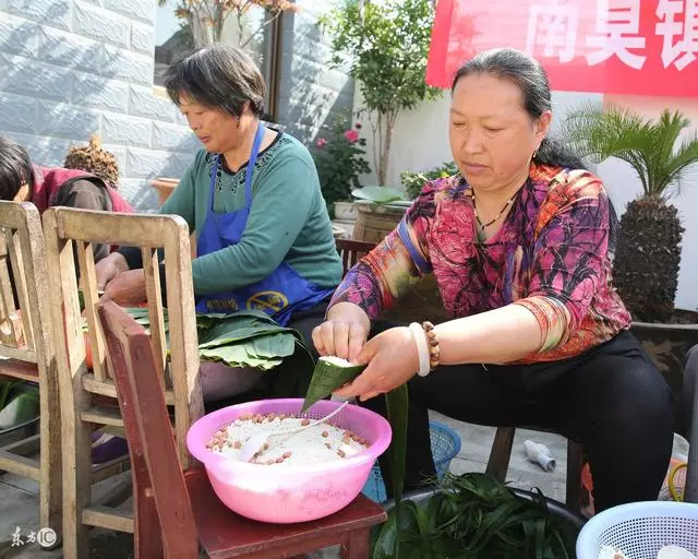 男孩要娶殘疾女孩做妻子,父母大怒,帶回家後父母看到卻傻了