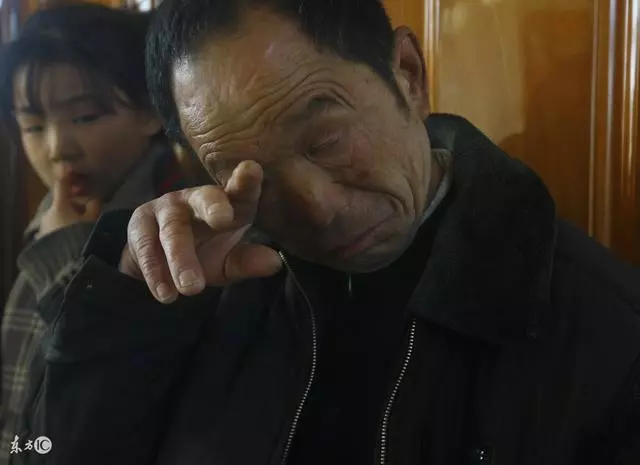 男孩要娶殘疾女孩做妻子,父母大怒,帶回家後父母看到卻傻了