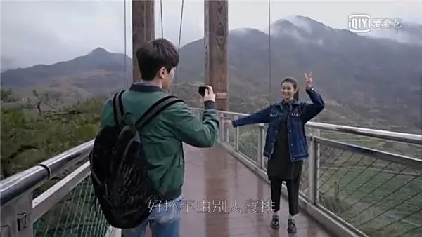 最近紅翻IG的這對情侶把「遊客照」拍出了新境界,連賓士都指名要他們拍廣告!