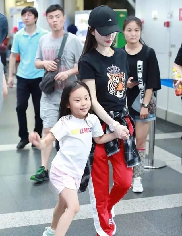明星生完孩子「大變樣」!李小璐變美了!昆凌變老了!而她變得認不出來…