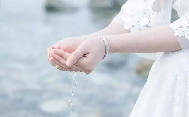 娘家給我陪嫁一輛車,老公把車給小姑子開,婆婆一句話,我想離婚