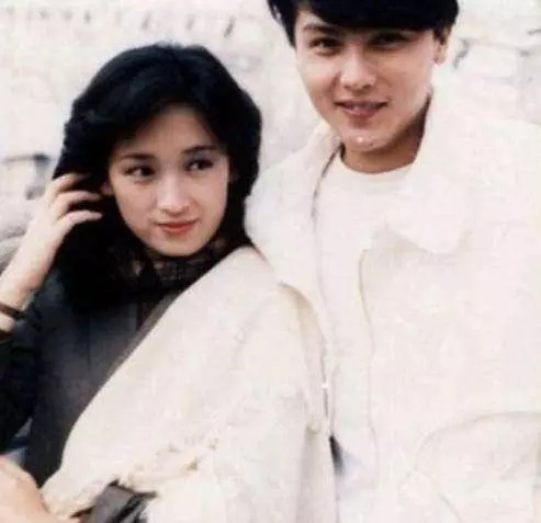 這對夫妻郎才女貌,恩愛19年零緋聞,如今一對兒女顏值趕超了父母