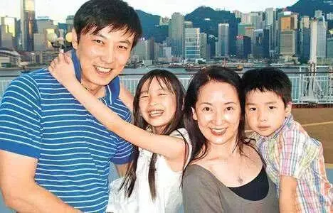 這對夫妻郎才女貌,恩愛19年零緋聞,如今一對兒女顏值趕超了父母