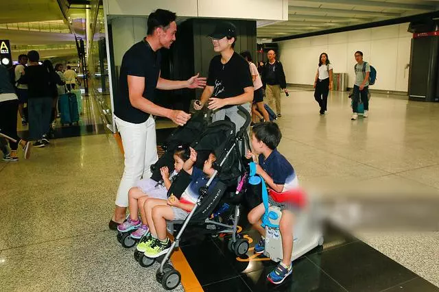 陳豪機場接妻兒一家五口團圓,當眾親吻陳茵媺狂撒狗糧