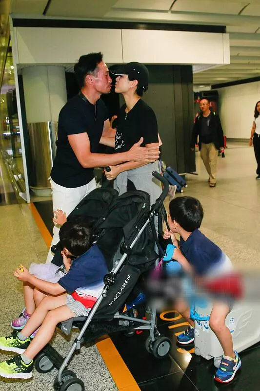 陳豪機場接妻兒一家五口團圓,當眾親吻陳茵媺狂撒狗糧