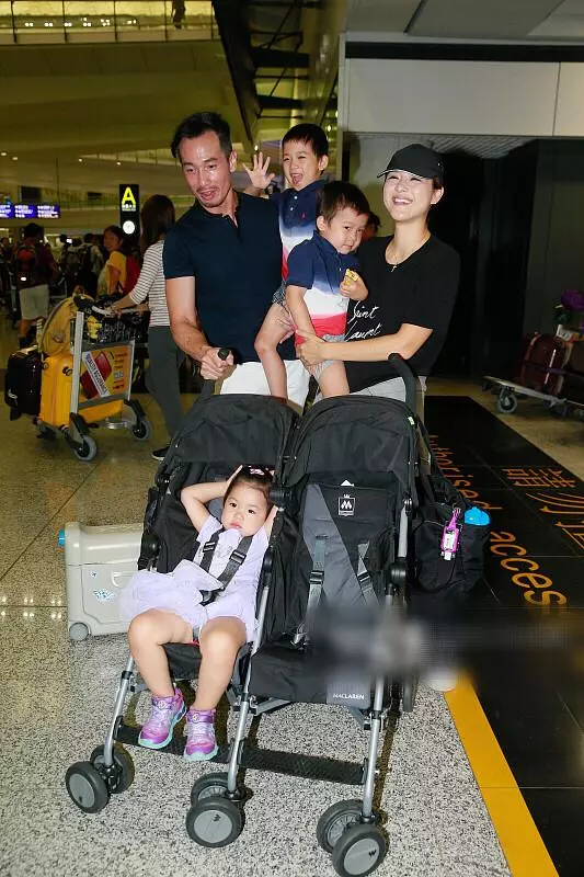 陳豪機場接妻兒一家五口團圓,當眾親吻陳茵媺狂撒狗糧