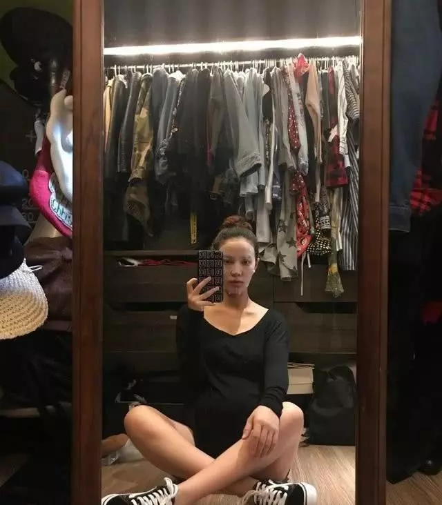 歐弟妻子二胎肚子巨大,手都托不住,自稱:遍布驚人血管和黑色素!