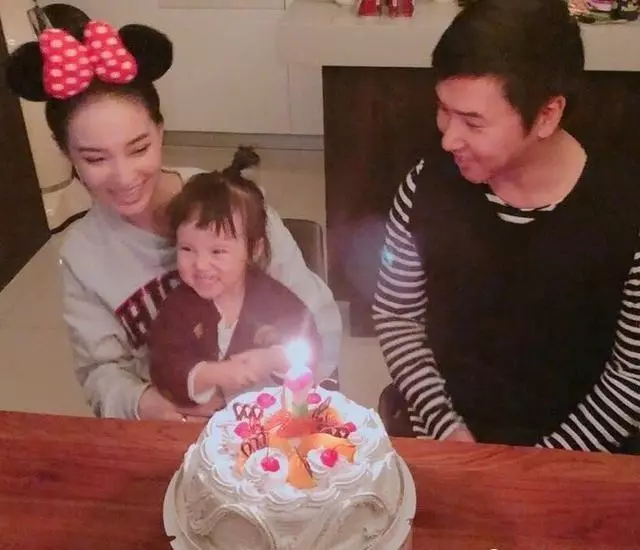 歐弟妻子二胎肚子巨大,手都托不住,自稱:遍布驚人血管和黑色素!