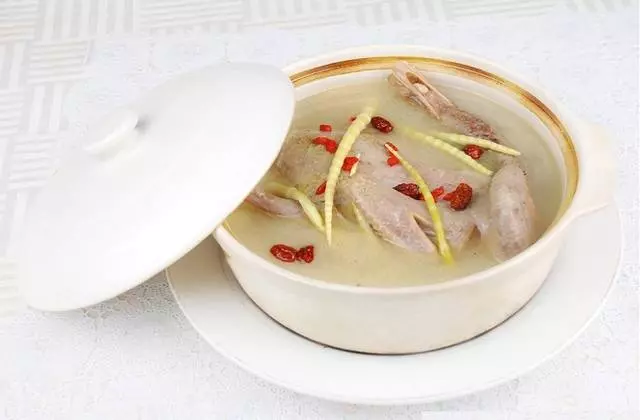 立秋後燉老鴨湯,只需加入它,補肺潤燥