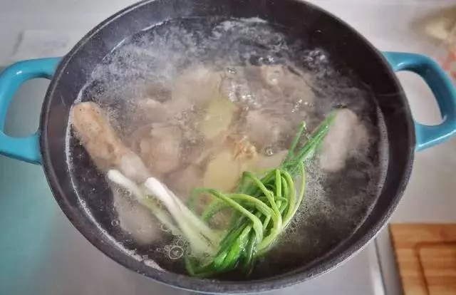 立秋後燉老鴨湯,只需加入它,補肺潤燥