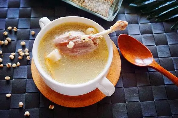 立秋後燉老鴨湯,只需加入它,補肺潤燥