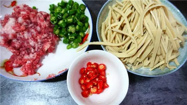 豆腐皮這麼做麻辣鮮香,鮮嫩多汁,超級下飯,上桌秒光!