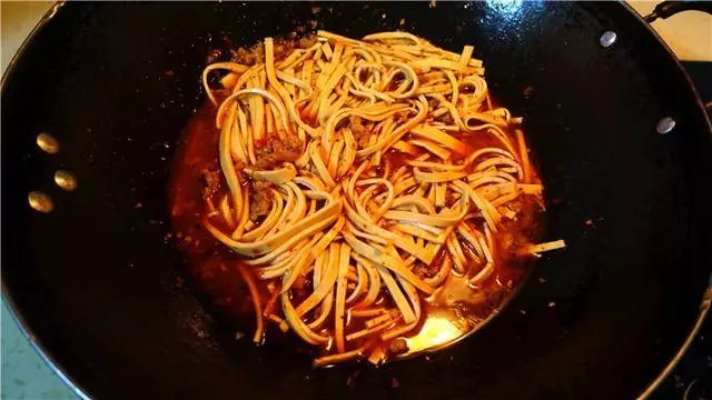 豆腐皮這麼做麻辣鮮香,鮮嫩多汁,超級下飯,上桌秒光!