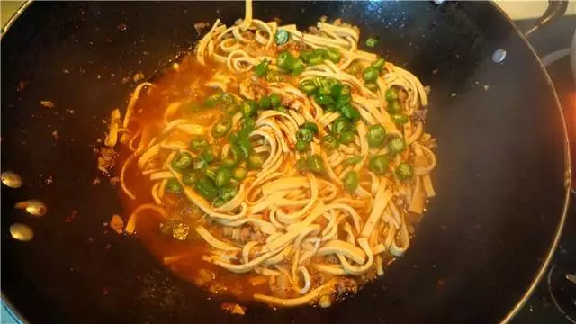 豆腐皮這麼做麻辣鮮香,鮮嫩多汁,超級下飯,上桌秒光!