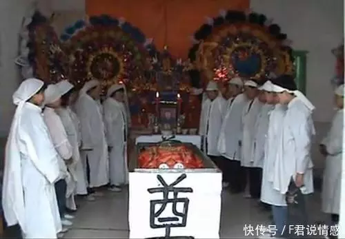 老婆為救我媽被車撞死,葬禮上3歲女兒的話,我打了110抓我媽