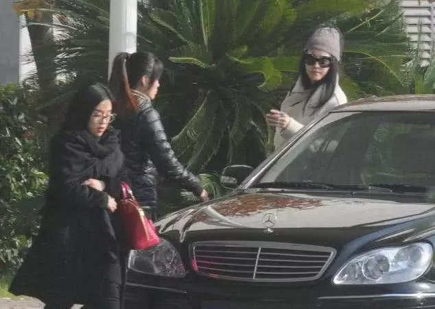 范冰冰到底有多豪,出行開奔馳G5,李晨還送了輛1000萬的邁凱倫