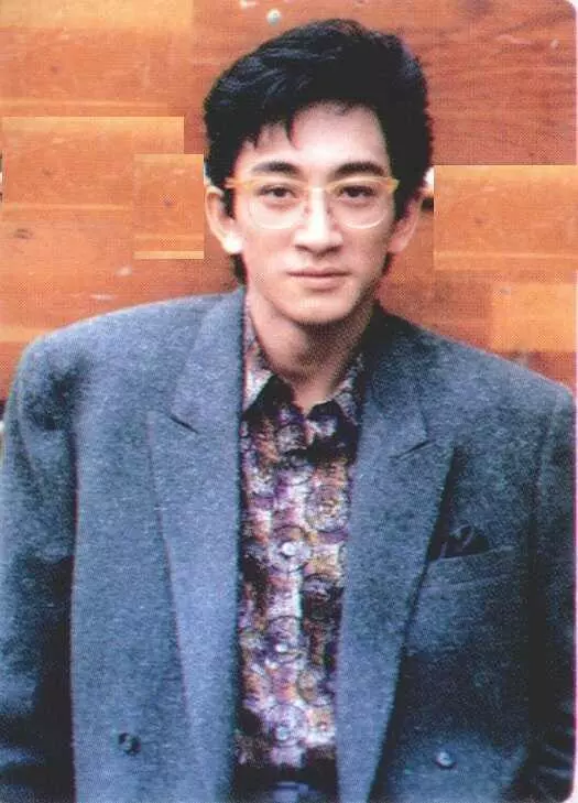 54歲吳啟華近照,作惡十年終於改邪歸正,談過10任女友口碑零差評!