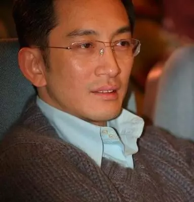 54歲吳啟華近照,作惡十年終於改邪歸正,談過10任女友口碑零差評!