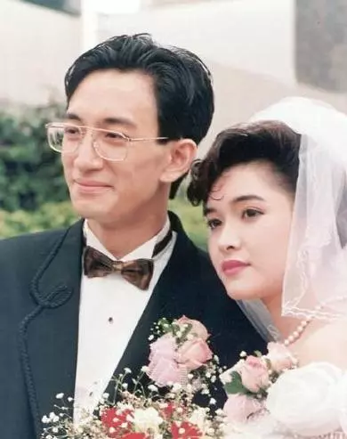 54歲吳啟華近照,作惡十年終於改邪歸正,談過10任女友口碑零差評!