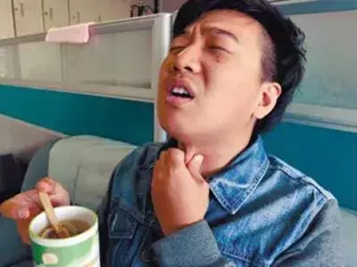 喉嚨出現這些感覺,說明食道癌已經盯上你,別大意趕緊去醫院檢查