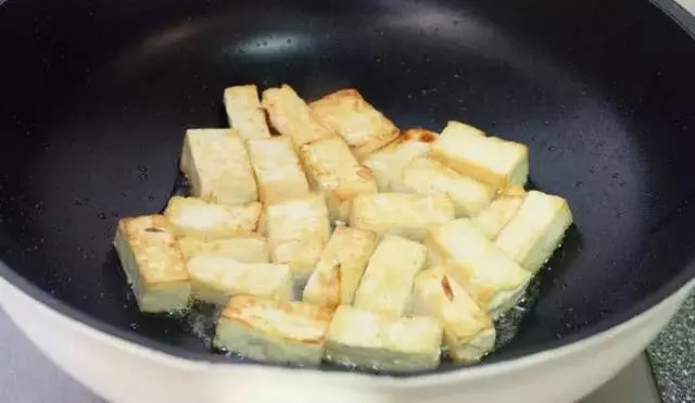 豆腐別只知道煮湯了,試試這樣做,外焦里嫩還很下飯!